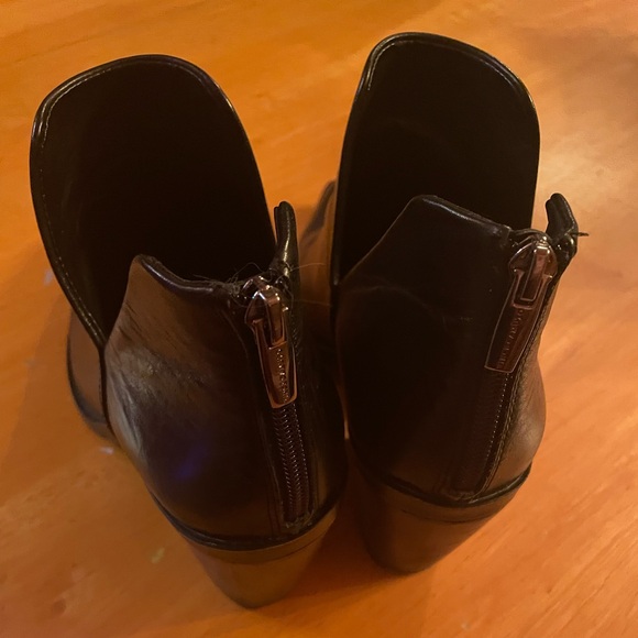 Vince Camuto “Gidgeta” black leather pointed toe heeled ankle boots size 10 - Picture 4 of 8